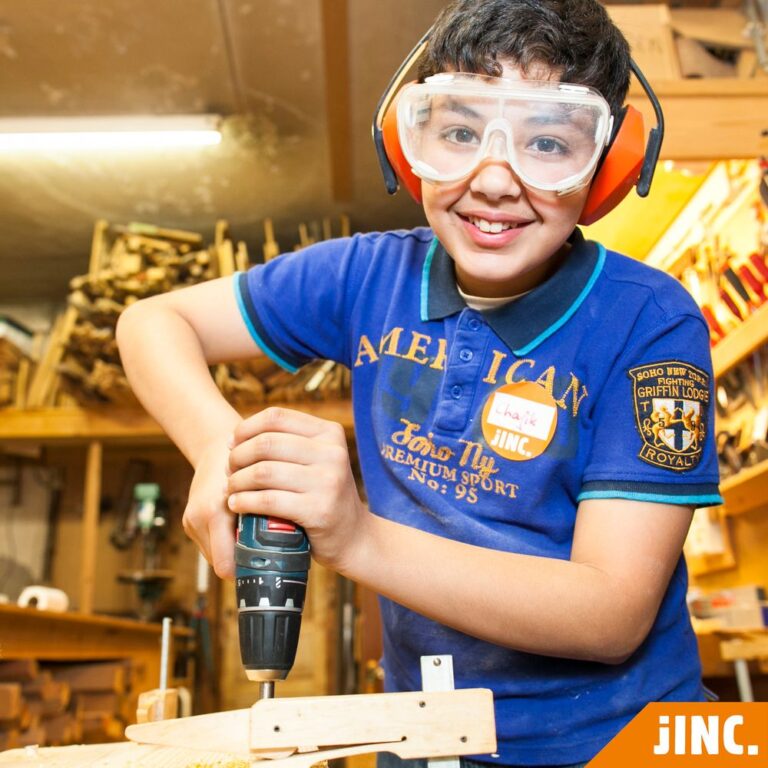 JiNC.
